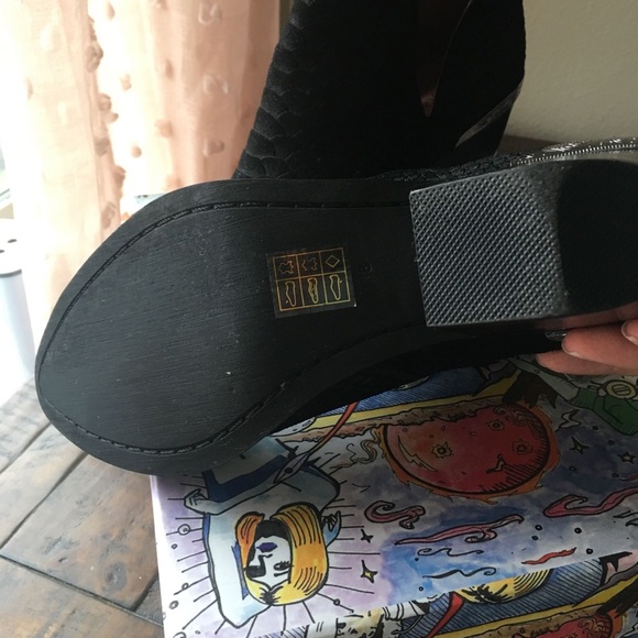 Jeffrey Campbell boot - Picture 2 of 4